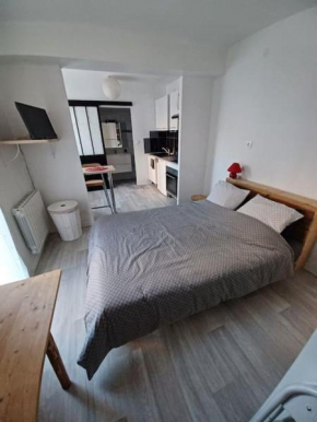 Studio neuf confortable à 10 min à pied de la gare